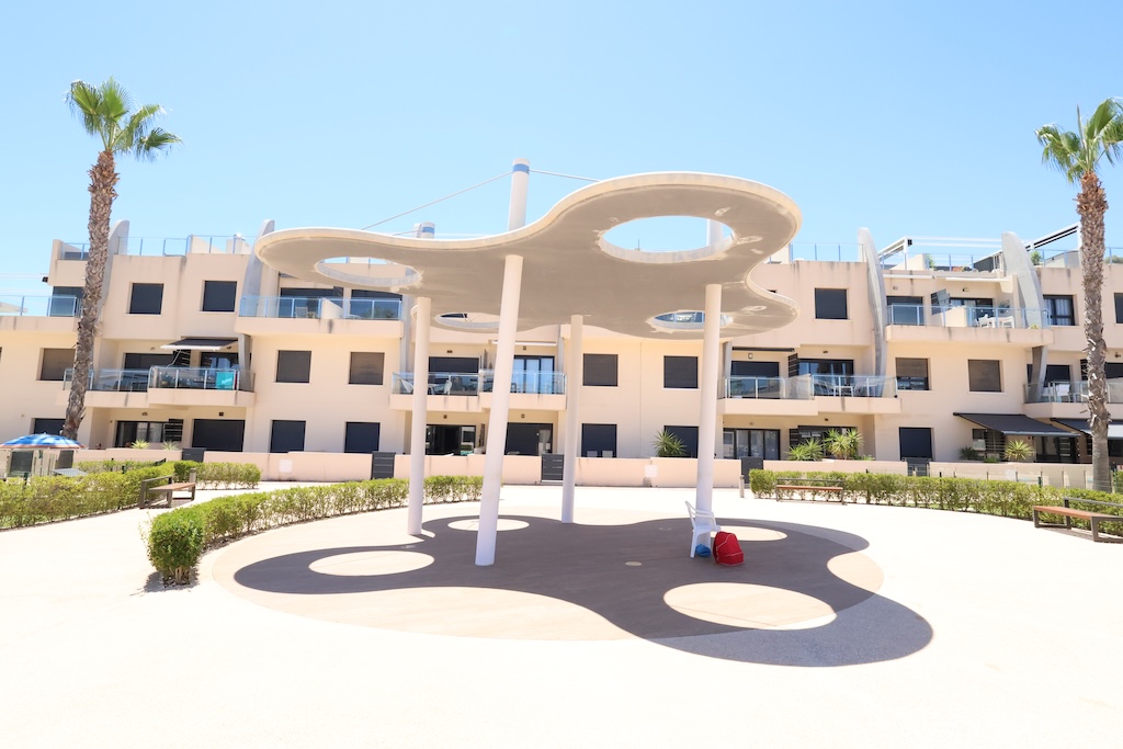 APARTAMENTO EN PLANTA BAJA ORIENTACIÓN SUR FRENTE A LAS PISCINAS EN TORRE DE LA HORADADA
