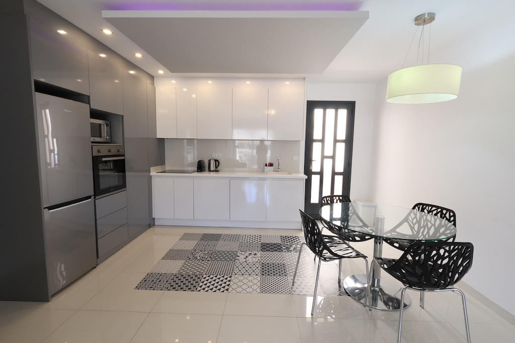APARTAMENTO EN PLANTA BAJA ORIENTACIÓN SUR FRENTE A LAS PISCINAS EN TORRE DE LA HORADADA
