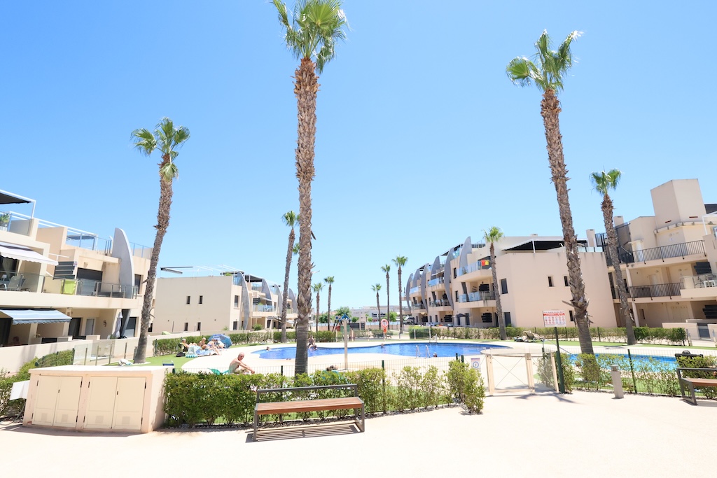 APARTAMENTO EN PLANTA BAJA ORIENTACIÓN SUR FRENTE A LAS PISCINAS EN TORRE DE LA HORADADA