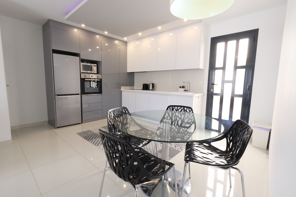 APARTAMENTO EN PLANTA BAJA ORIENTACIÓN SUR FRENTE A LAS PISCINAS EN TORRE DE LA HORADADA