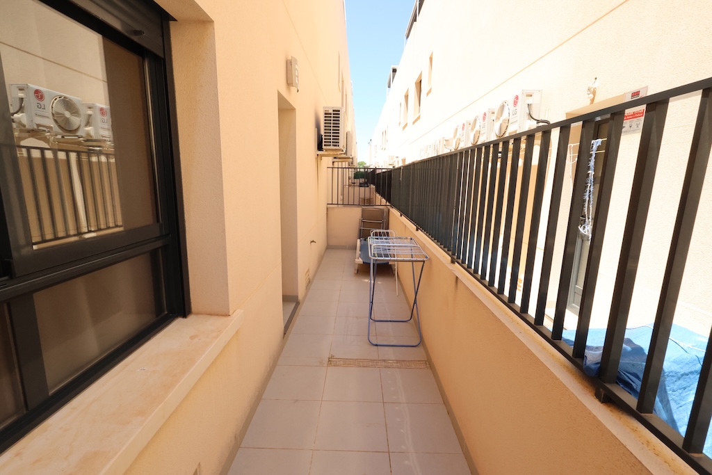 APARTAMENTO EN PLANTA BAJA ORIENTACIÓN SUR FRENTE A LAS PISCINAS EN TORRE DE LA HORADADA