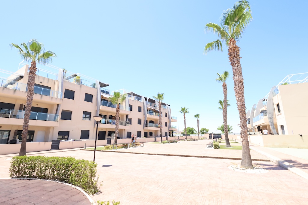 APARTAMENTO EN PLANTA BAJA ORIENTACIÓN SUR FRENTE A LAS PISCINAS EN TORRE DE LA HORADADA