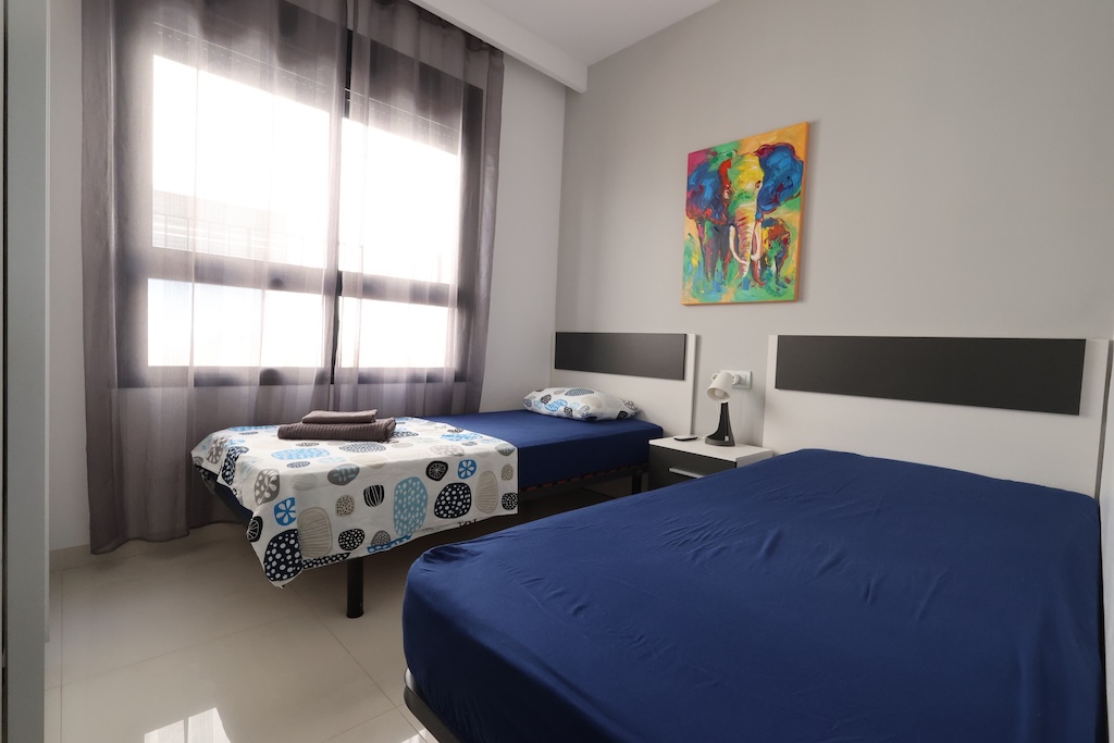 APARTAMENTO EN PLANTA BAJA ORIENTACIÓN SUR FRENTE A LAS PISCINAS EN TORRE DE LA HORADADA