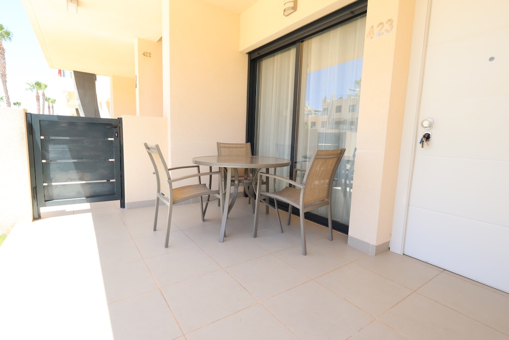 APARTAMENTO EN PLANTA BAJA ORIENTACIÓN SUR FRENTE A LAS PISCINAS EN TORRE DE LA HORADADA