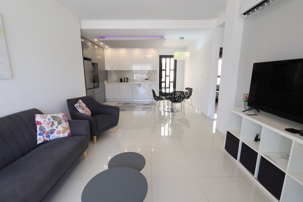 APARTAMENTO EN PLANTA BAJA ORIENTACIÓN SUR FRENTE A LAS PISCINAS EN TORRE DE LA HORADADA