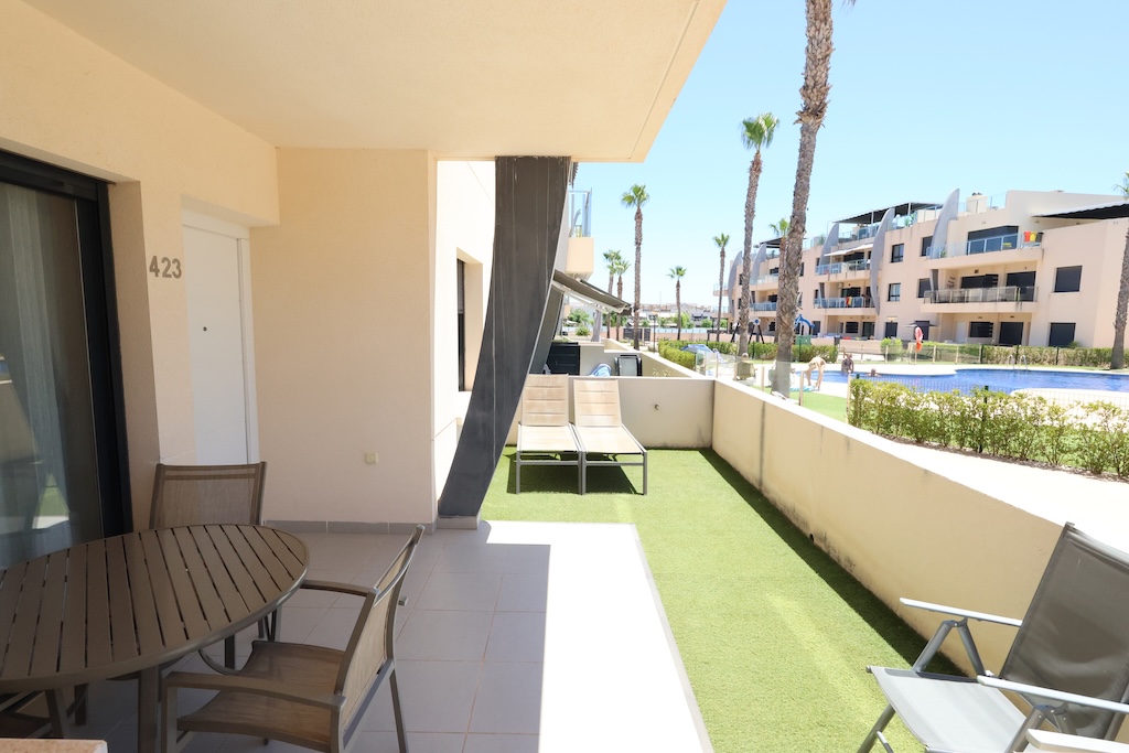 APARTAMENTO EN PLANTA BAJA ORIENTACIÓN SUR FRENTE A LAS PISCINAS EN TORRE DE LA HORADADA
