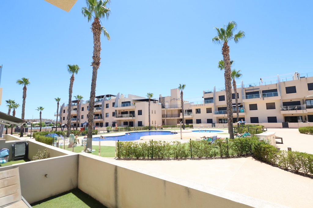 APARTAMENTO EN PLANTA BAJA ORIENTACIÓN SUR FRENTE A LAS PISCINAS EN TORRE DE LA HORADADA