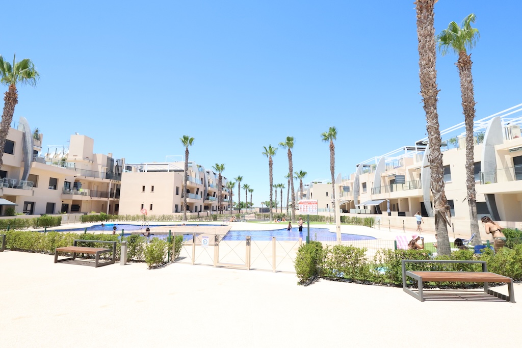 APARTAMENTO EN PLANTA BAJA ORIENTACIÓN SUR FRENTE A LAS PISCINAS EN TORRE DE LA HORADADA