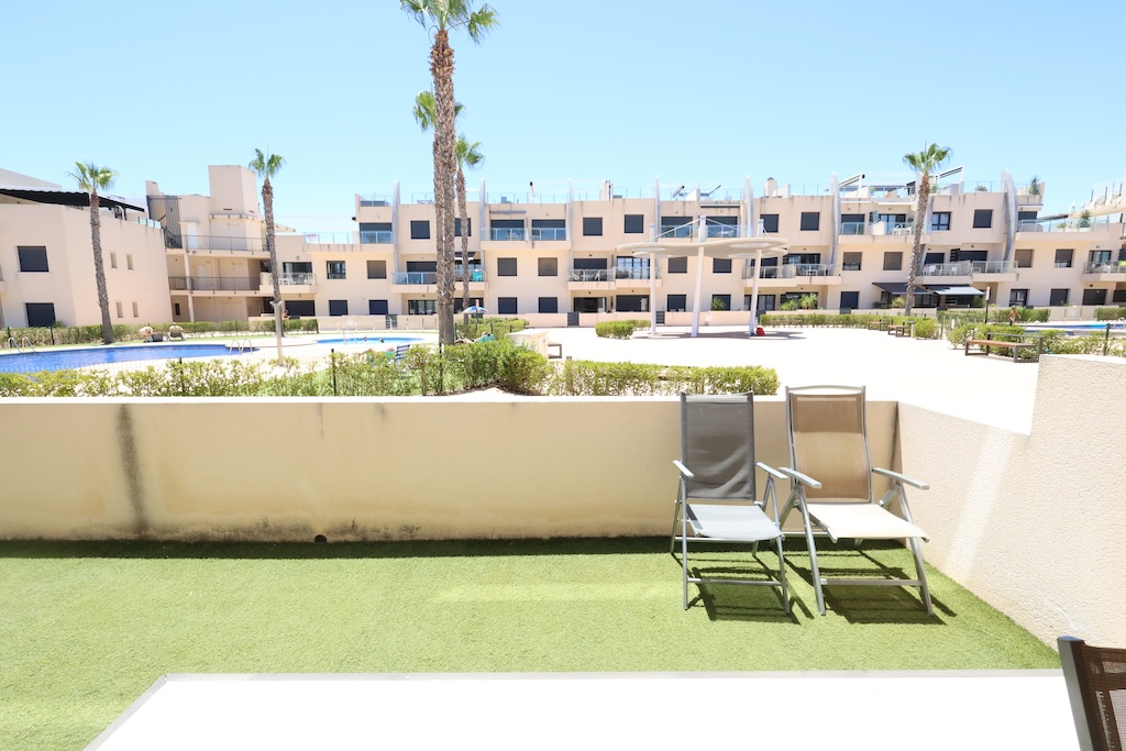 APARTAMENTO EN PLANTA BAJA ORIENTACIÓN SUR FRENTE A LAS PISCINAS EN TORRE DE LA HORADADA