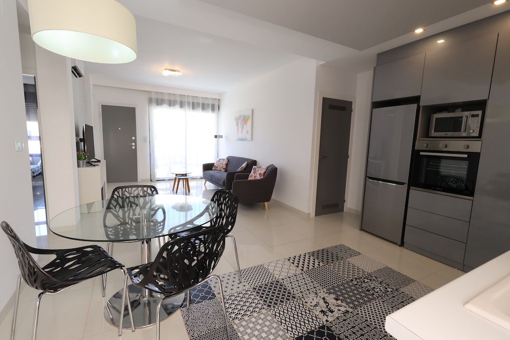 APARTAMENTO EN PLANTA BAJA ORIENTACIÓN SUR FRENTE A LAS PISCINAS EN TORRE DE LA HORADADA