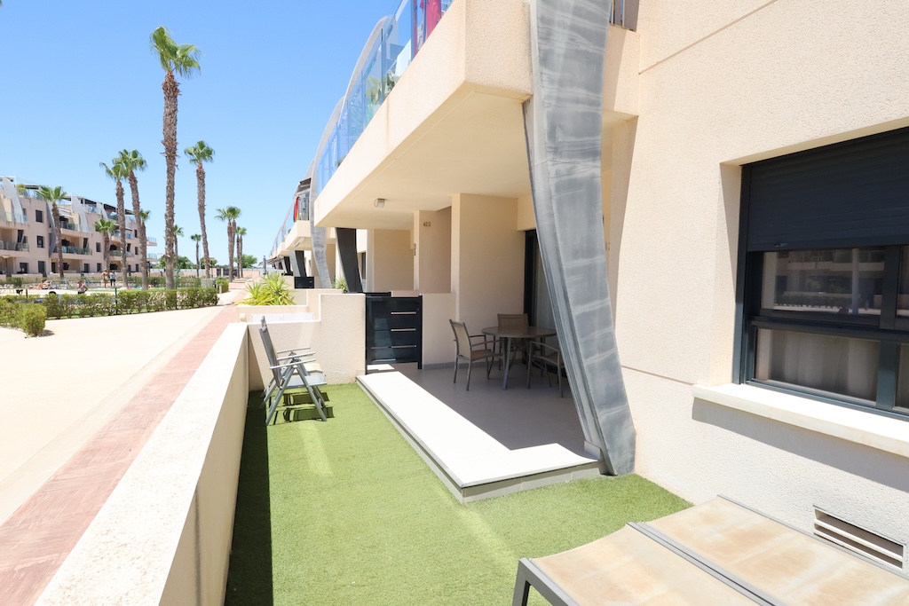 APARTAMENTO EN PLANTA BAJA ORIENTACIÓN SUR FRENTE A LAS PISCINAS EN TORRE DE LA HORADADA