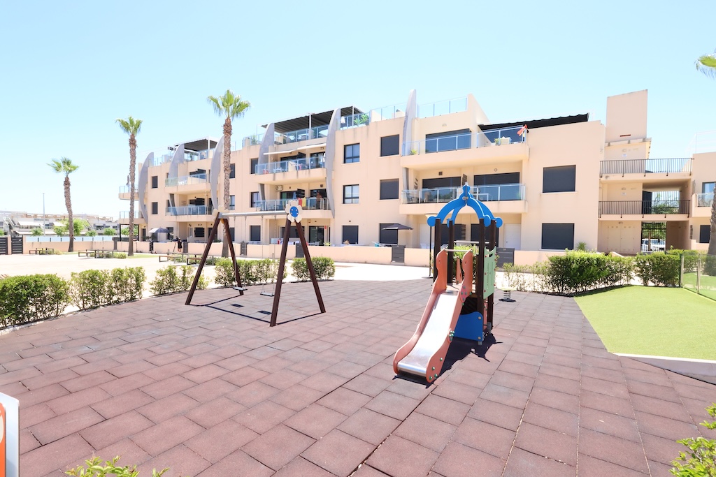APARTAMENTO EN PLANTA BAJA ORIENTACIÓN SUR FRENTE A LAS PISCINAS EN TORRE DE LA HORADADA