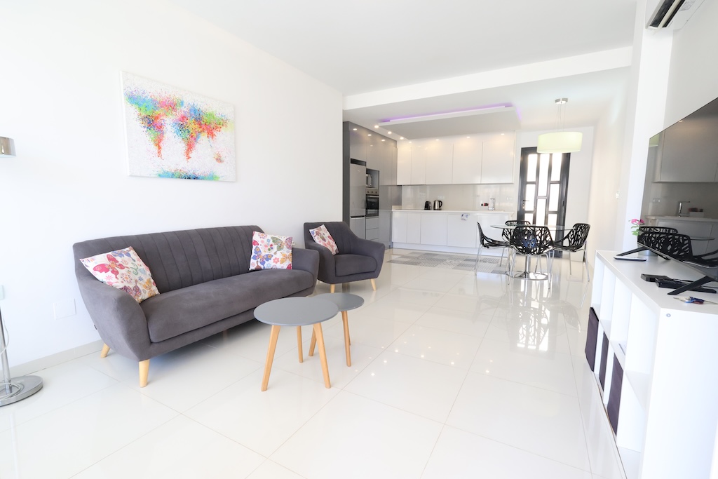 APARTAMENTO EN PLANTA BAJA ORIENTACIÓN SUR FRENTE A LAS PISCINAS EN TORRE DE LA HORADADA