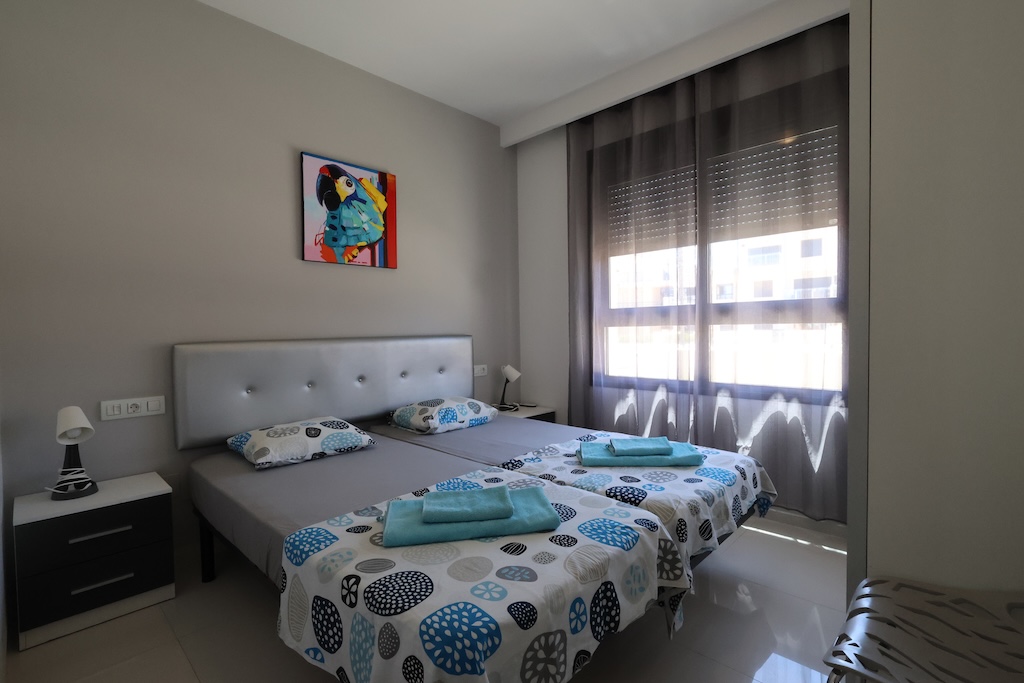 APARTAMENTO EN PLANTA BAJA ORIENTACIÓN SUR FRENTE A LAS PISCINAS EN TORRE DE LA HORADADA