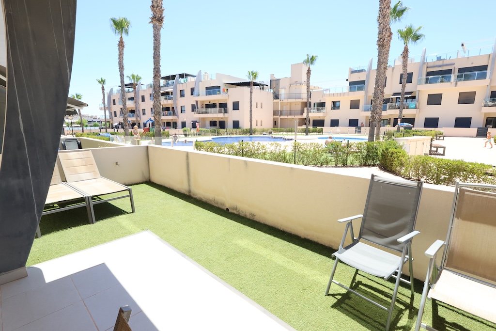 APARTAMENTO EN PLANTA BAJA ORIENTACIÓN SUR FRENTE A LAS PISCINAS EN TORRE DE LA HORADADA