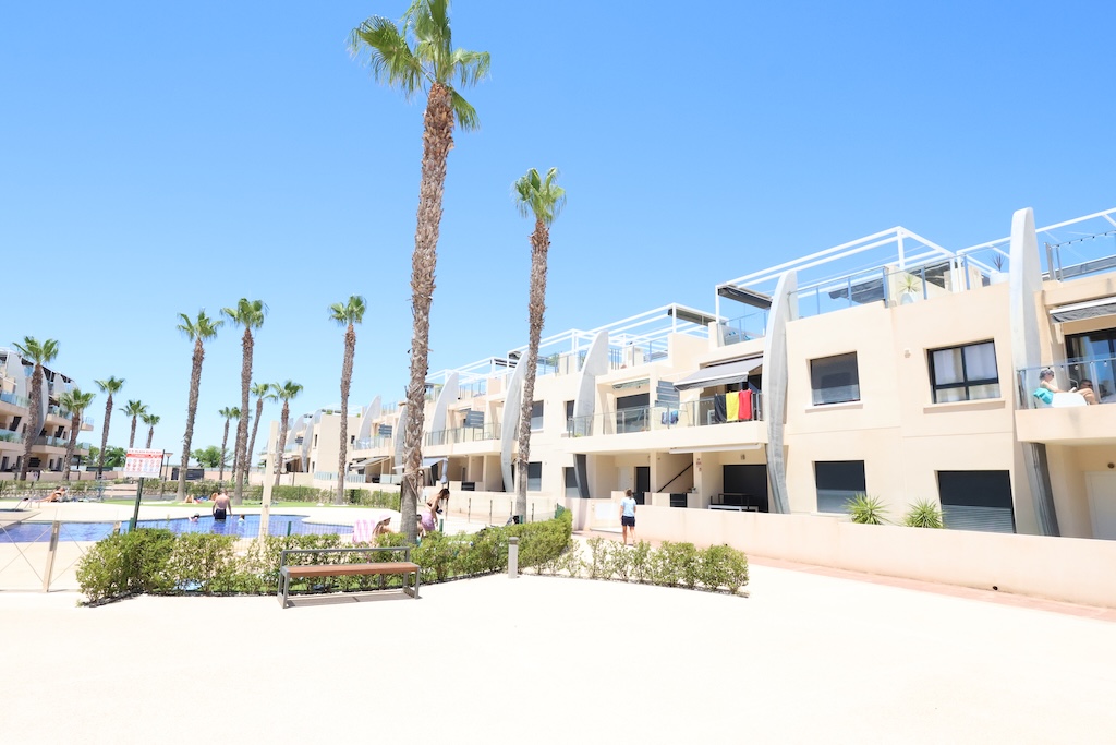 APARTAMENTO EN PLANTA BAJA ORIENTACIÓN SUR FRENTE A LAS PISCINAS EN TORRE DE LA HORADADA