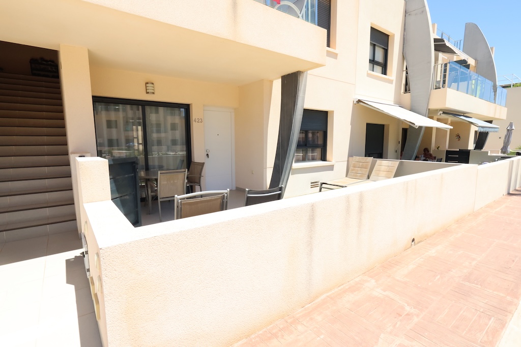 APARTAMENTO EN PLANTA BAJA ORIENTACIÓN SUR FRENTE A LAS PISCINAS EN TORRE DE LA HORADADA