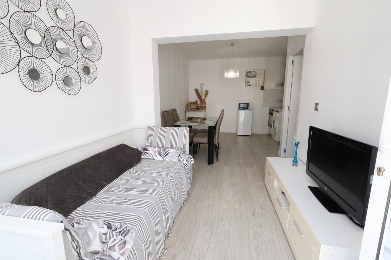 BUNGALOW PLANTA BAJA TOTALMENTE REFORMADO CON JARDÍN, PISCINA Y PISTA DE TENIS EN LOS BALCONES
