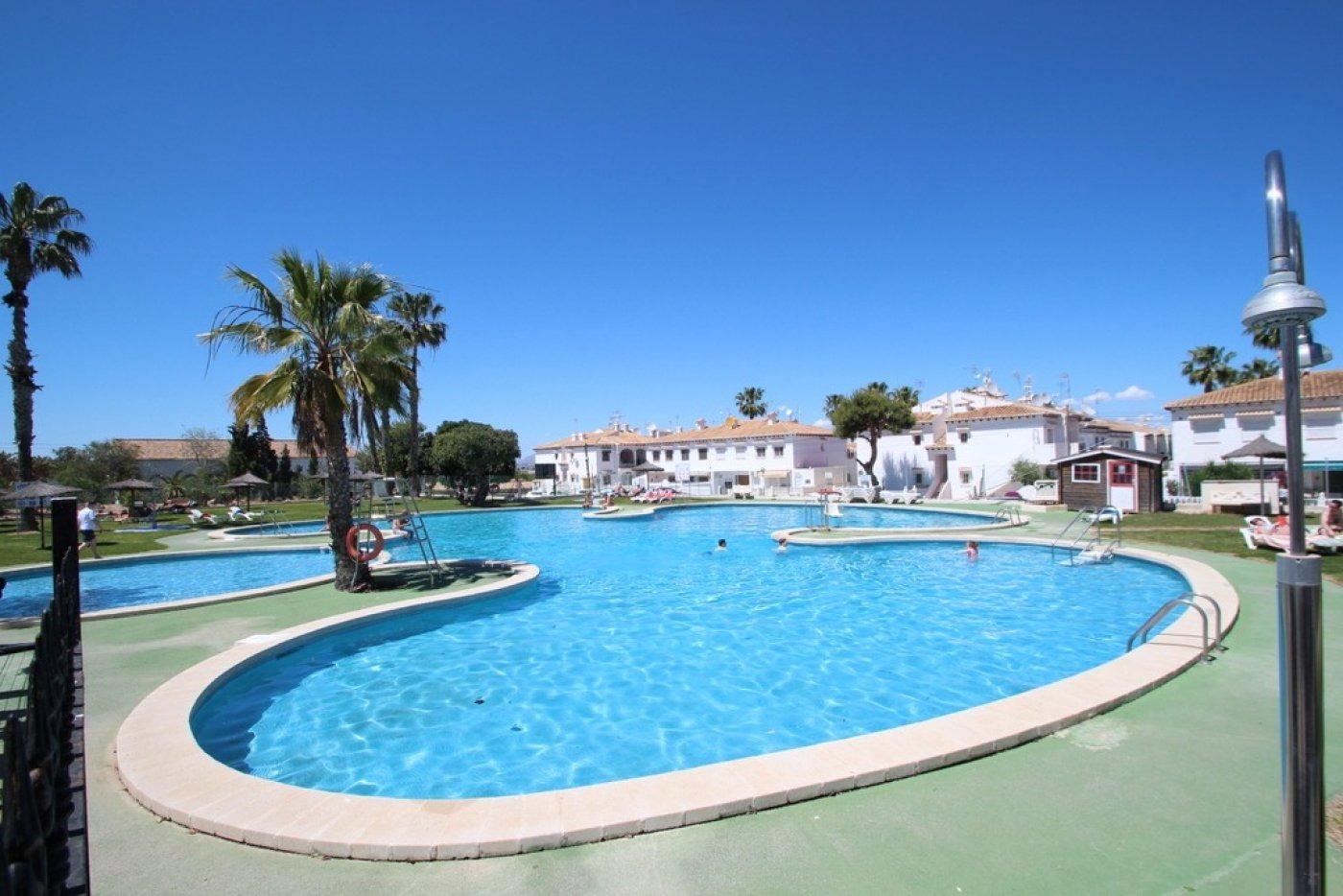 BUNGALOW PLANTA BAJA TOTALMENTE REFORMADO CON JARDÍN, PISCINA Y PISTA DE TENIS EN LOS BALCONES
