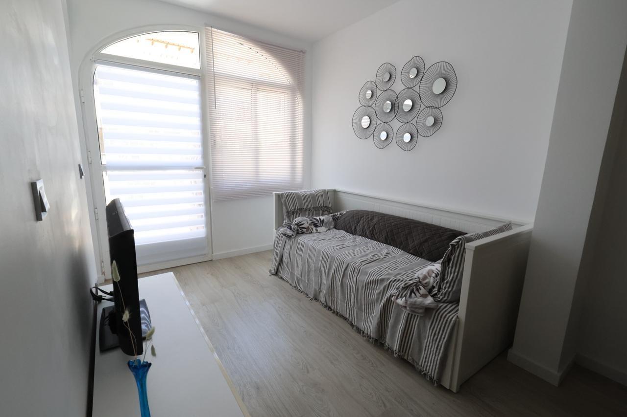 BUNGALOW PLANTA BAJA TOTALMENTE REFORMADO CON JARDÍN, PISCINA Y PISTA DE TENIS EN LOS BALCONES