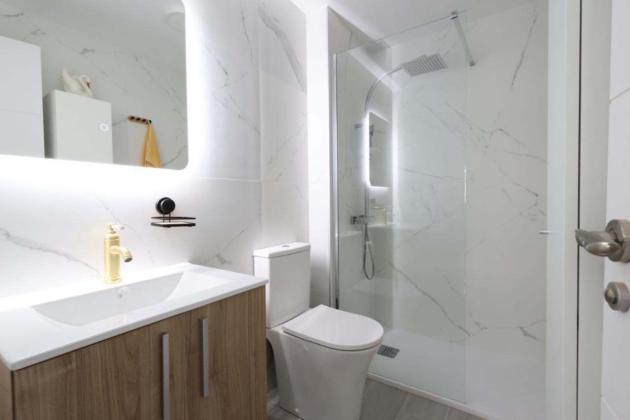 BUNGALOW PLANTA BAJA TOTALMENTE REFORMADO CON JARDÍN, PISCINA Y PISTA DE TENIS EN LOS BALCONES