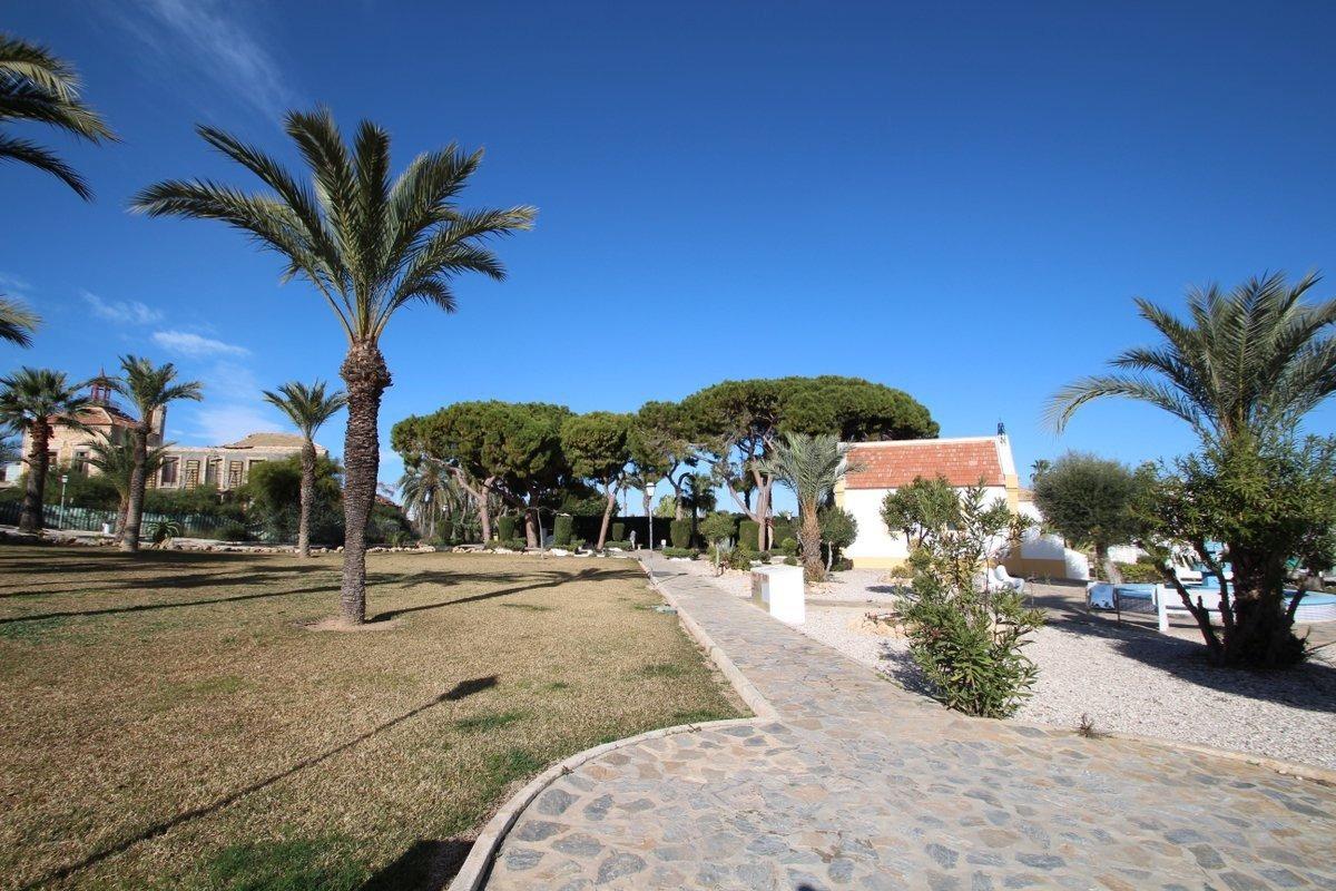 BUNGALOW PLANTA BAJA TOTALMENTE REFORMADO CON JARDÍN, PISCINA Y PISTA DE TENIS EN LOS BALCONES