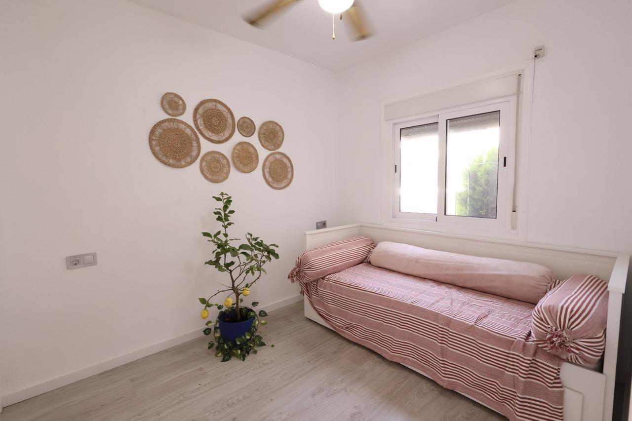 BUNGALOW PLANTA BAJA TOTALMENTE REFORMADO CON JARDÍN, PISCINA Y PISTA DE TENIS EN LOS BALCONES