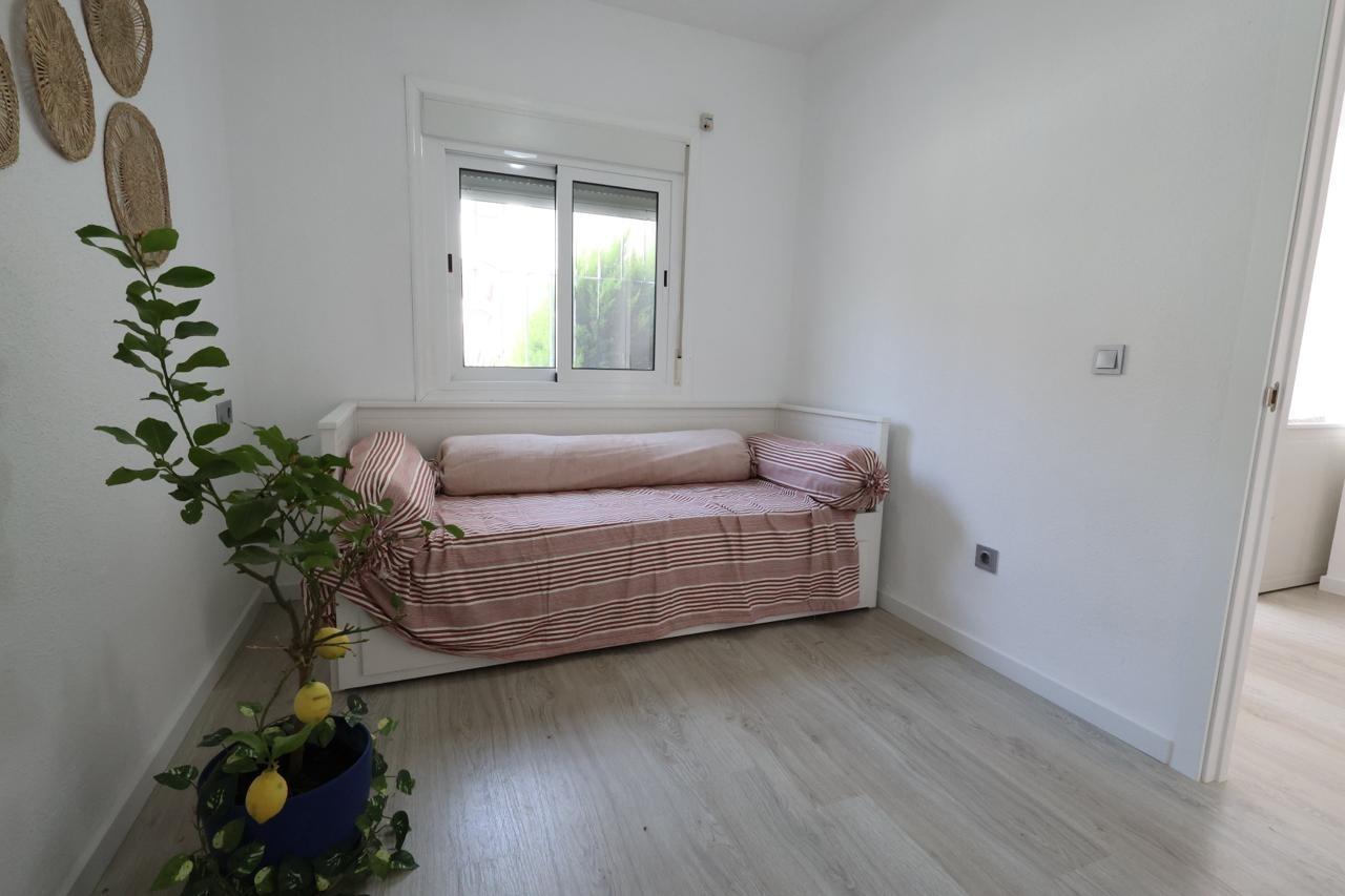 BUNGALOW PLANTA BAJA TOTALMENTE REFORMADO CON JARDÍN, PISCINA Y PISTA DE TENIS EN LOS BALCONES
