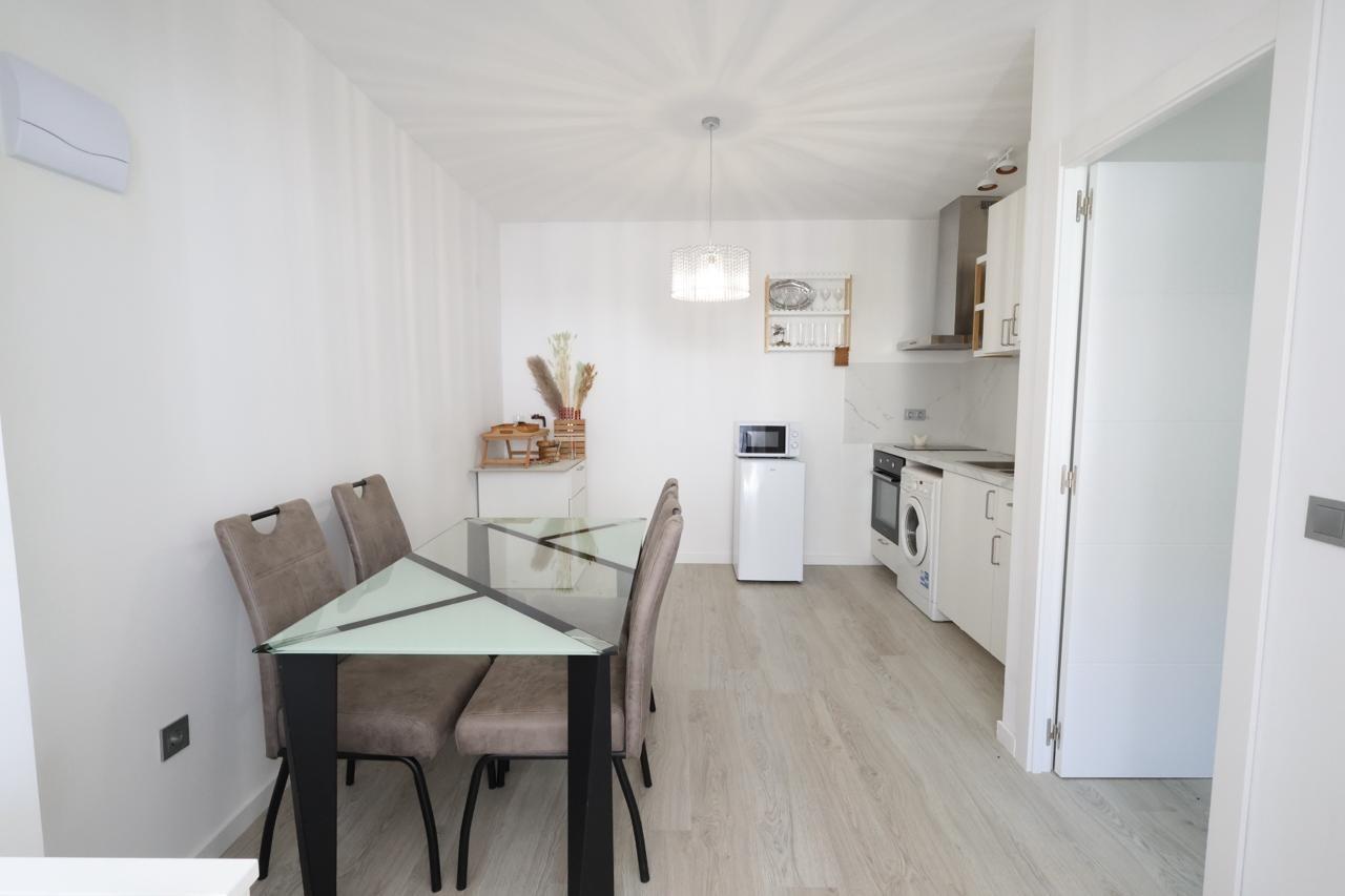 BUNGALOW PLANTA BAJA TOTALMENTE REFORMADO CON JARDÍN, PISCINA Y PISTA DE TENIS EN LOS BALCONES