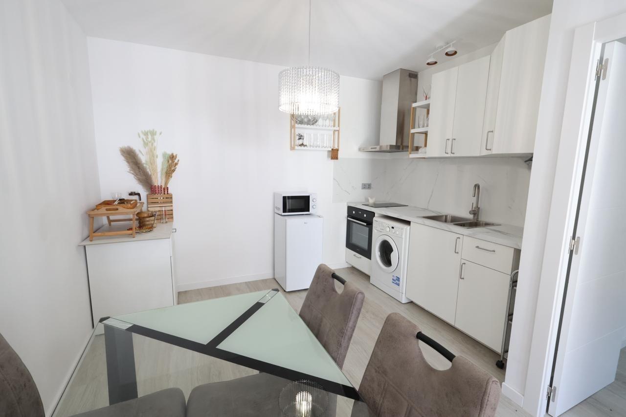 BUNGALOW PLANTA BAJA TOTALMENTE REFORMADO CON JARDÍN, PISCINA Y PISTA DE TENIS EN LOS BALCONES