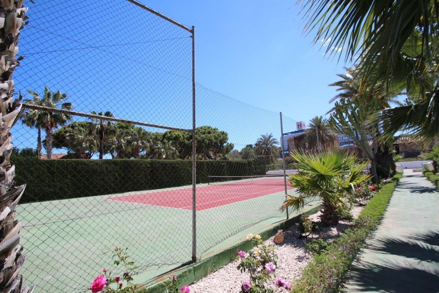 BUNGALOW PLANTA BAJA TOTALMENTE REFORMADO CON JARDÍN, PISCINA Y PISTA DE TENIS EN LOS BALCONES