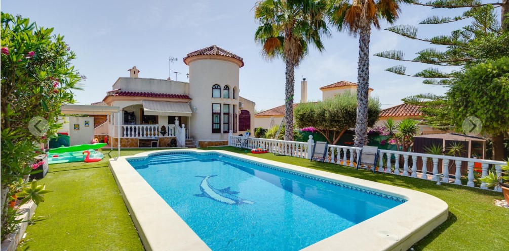 ESPECTACULAR CHALET INDEPENDIENTE EN PARCELA DE 502 M² CON PISCINA PRIVADA, SOLÁRIUM Y ORIENTACIÓN SUROESTE