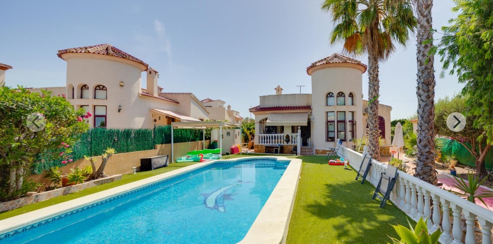 ESPECTACULAR CHALET INDEPENDIENTE EN PARCELA DE 502 M² CON PISCINA PRIVADA, SOLÁRIUM Y ORIENTACIÓN SUROESTE