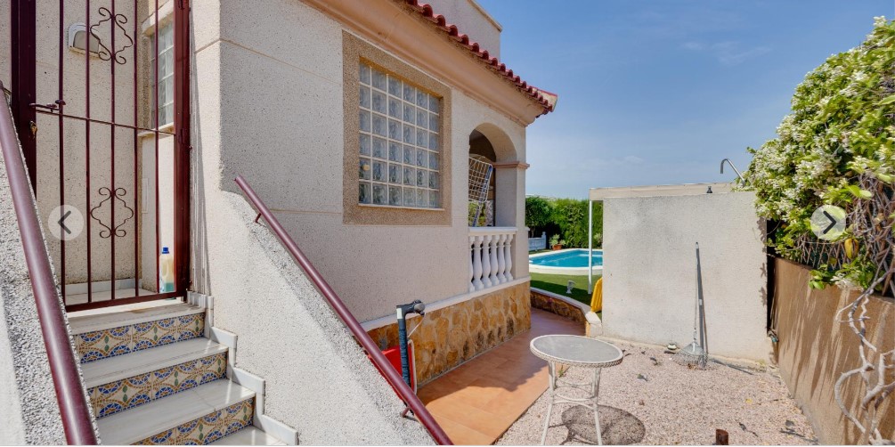 ESPECTACULAR CHALET INDEPENDIENTE EN PARCELA DE 502 M² CON PISCINA PRIVADA, SOLÁRIUM Y ORIENTACIÓN SUROESTE