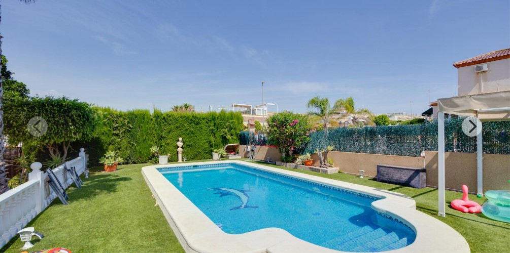 ESPECTACULAR CHALET INDEPENDIENTE EN PARCELA DE 502 M² CON PISCINA PRIVADA, SOLÁRIUM Y ORIENTACIÓN SUROESTE