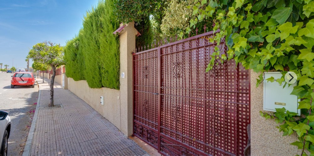 ESPECTACULAR CHALET INDEPENDIENTE EN PARCELA DE 502 M² CON PISCINA PRIVADA, SOLÁRIUM Y ORIENTACIÓN SUROESTE
