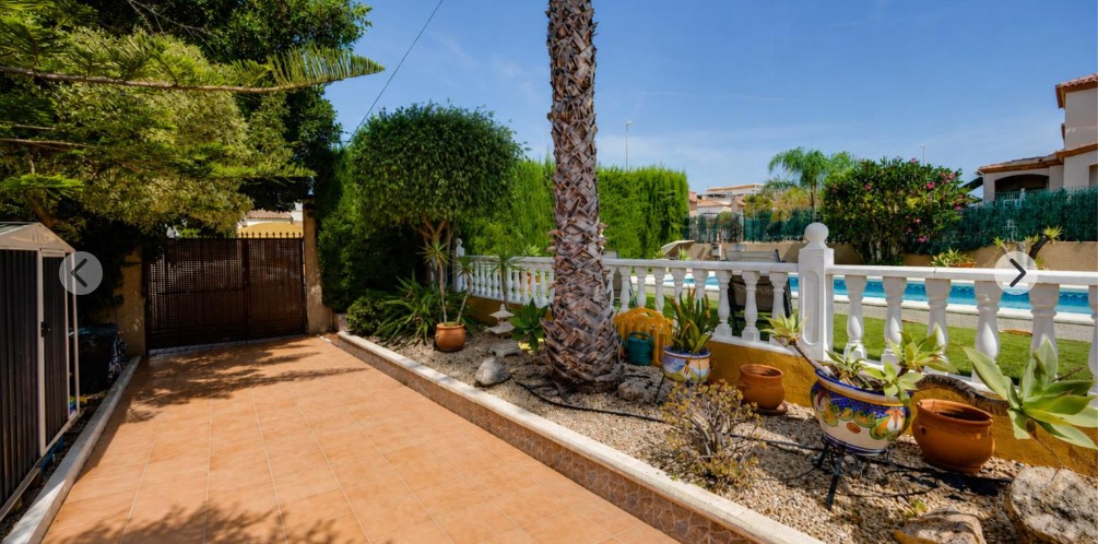 ESPECTACULAR CHALET INDEPENDIENTE EN PARCELA DE 502 M² CON PISCINA PRIVADA, SOLÁRIUM Y ORIENTACIÓN SUROESTE
