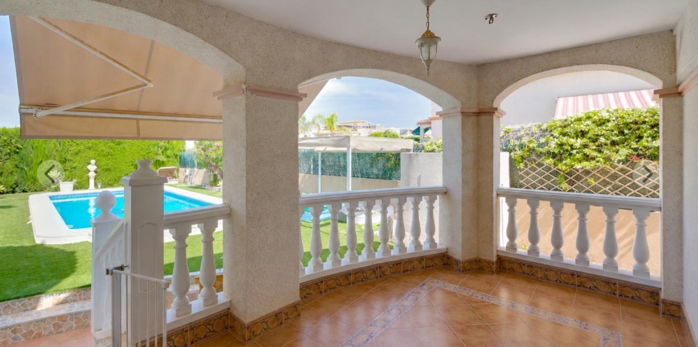 ESPECTACULAR CHALET INDEPENDIENTE EN PARCELA DE 502 M² CON PISCINA PRIVADA, SOLÁRIUM Y ORIENTACIÓN SUROESTE