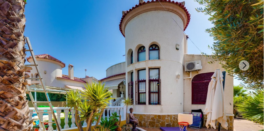 ESPECTACULAR CHALET INDEPENDIENTE EN PARCELA DE 502 M² CON PISCINA PRIVADA, SOLÁRIUM Y ORIENTACIÓN SUROESTE