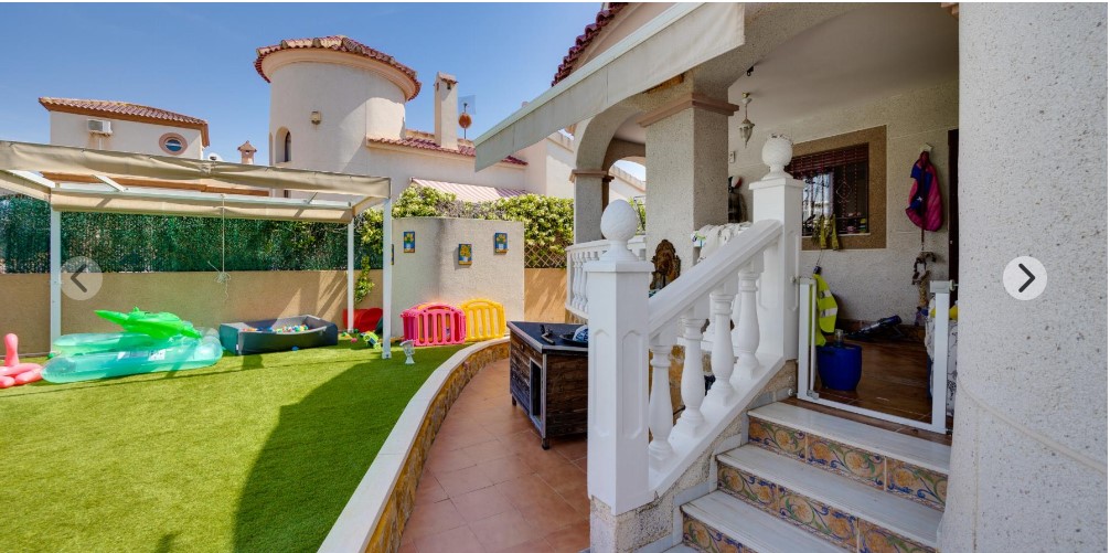 ESPECTACULAR CHALET INDEPENDIENTE EN PARCELA DE 502 M² CON PISCINA PRIVADA, SOLÁRIUM Y ORIENTACIÓN SUROESTE