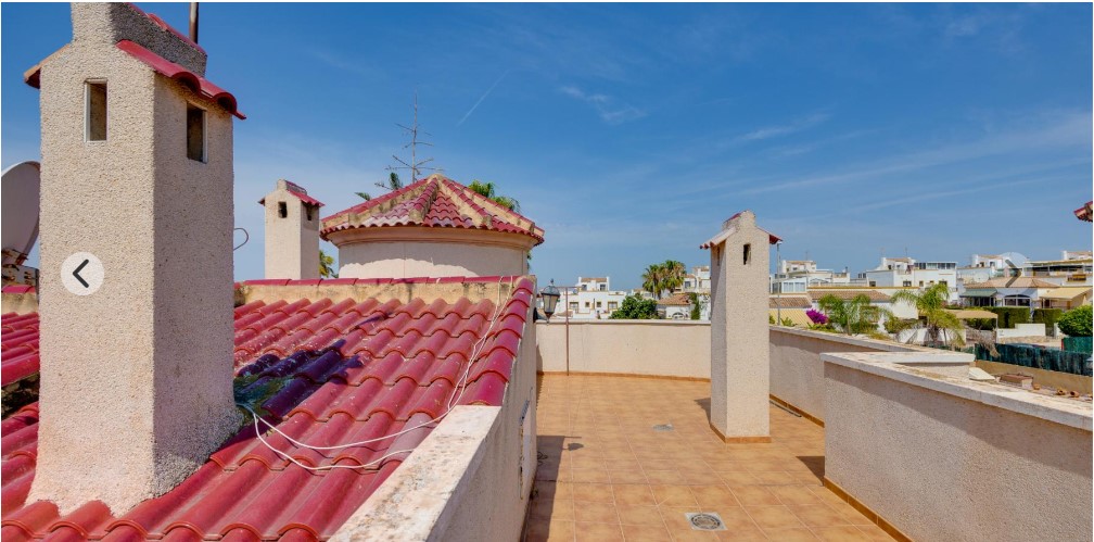 ESPECTACULAR CHALET INDEPENDIENTE EN PARCELA DE 502 M² CON PISCINA PRIVADA, SOLÁRIUM Y ORIENTACIÓN SUROESTE