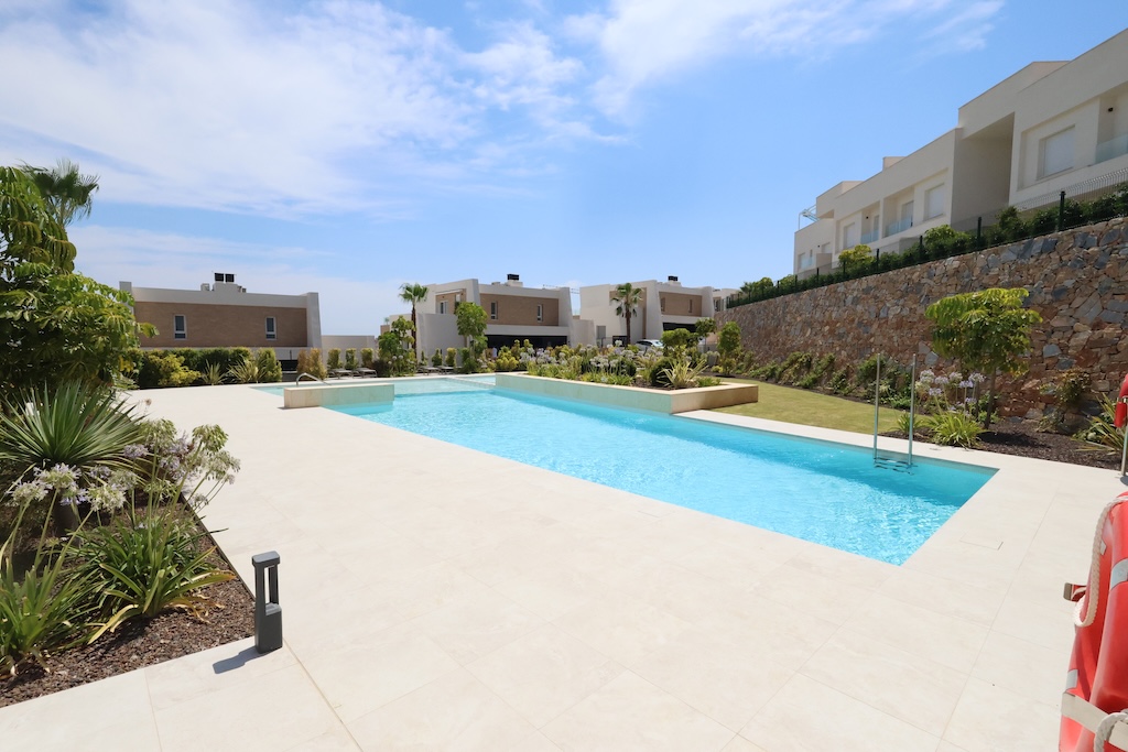 ÁTICO DE LUJO EN LA FINCA GOLF CON SOLÁRIUM PRIVADO DE 88 M², 3 DORMITORIOS, GARAJE Y PISCINA
