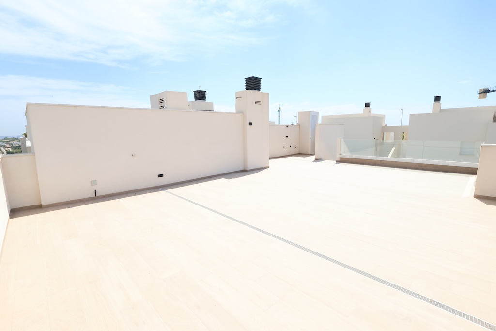 ÁTICO DE LUJO EN LA FINCA GOLF CON SOLÁRIUM PRIVADO DE 88 M², 3 DORMITORIOS, GARAJE Y PISCINA