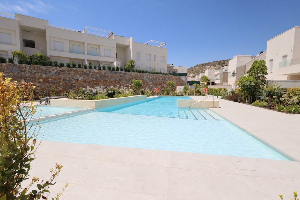 ÁTICO DE LUJO EN LA FINCA GOLF CON SOLÁRIUM PRIVADO DE 88 M², 3 DORMITORIOS, GARAJE Y PISCINA
