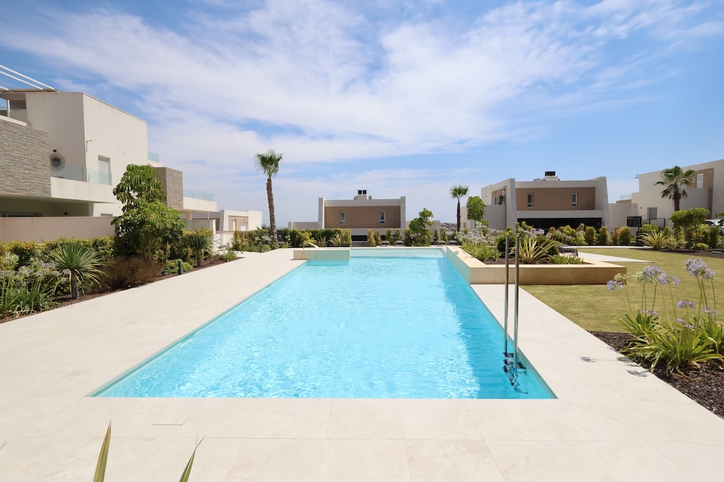 ÁTICO DE LUJO EN LA FINCA GOLF CON SOLÁRIUM PRIVADO DE 88 M², 3 DORMITORIOS, GARAJE Y PISCINA