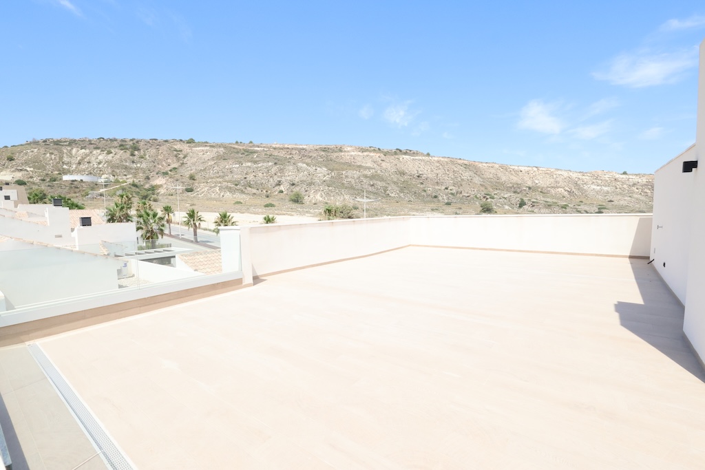 ÁTICO DE LUJO EN LA FINCA GOLF CON SOLÁRIUM PRIVADO DE 88 M², 3 DORMITORIOS, GARAJE Y PISCINA