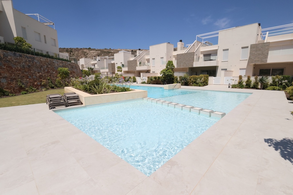 ÁTICO DE LUJO EN LA FINCA GOLF CON SOLÁRIUM PRIVADO DE 88 M², 3 DORMITORIOS, GARAJE Y PISCINA