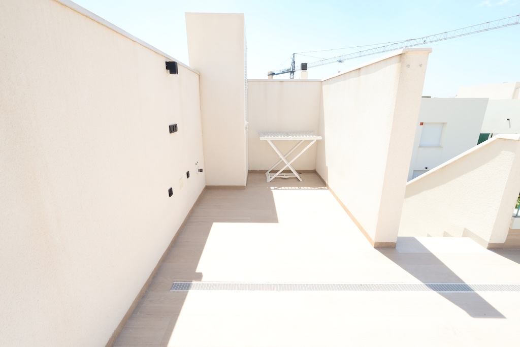 ÁTICO DE LUJO EN LA FINCA GOLF CON SOLÁRIUM PRIVADO DE 88 M², 3 DORMITORIOS, GARAJE Y PISCINA