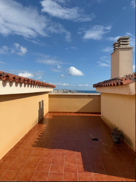ÁTICO EXCLUSIVO EN LAS ATALAYAS CON VISTAS AL MAR, SOLÁRIUM PRIVADO DE 120 M², GARAJE Y SEGURIDAD 24 HORAS