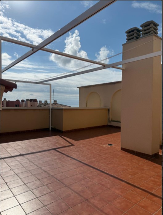 ÁTICO EXCLUSIVO EN LAS ATALAYAS CON VISTAS AL MAR, SOLÁRIUM PRIVADO DE 120 M², GARAJE Y SEGURIDAD 24 HORAS